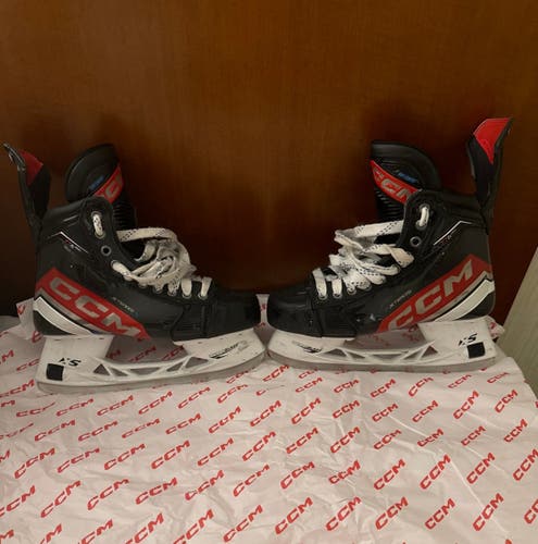 Used Intermediate CCM Regular Width  6 JetSpeed FT6 Pro Hockey Skates