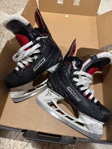 Bauer Vapor X700 Skates (Sz. 2.5)