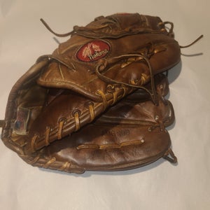 Used Right Hand Throw Nokona AMG 100 Baseball Glove 11"