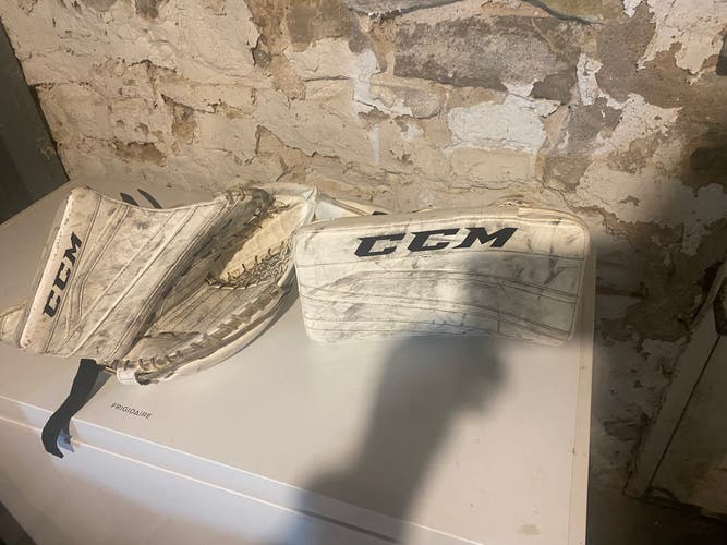 CCM intermediate goalie gloves