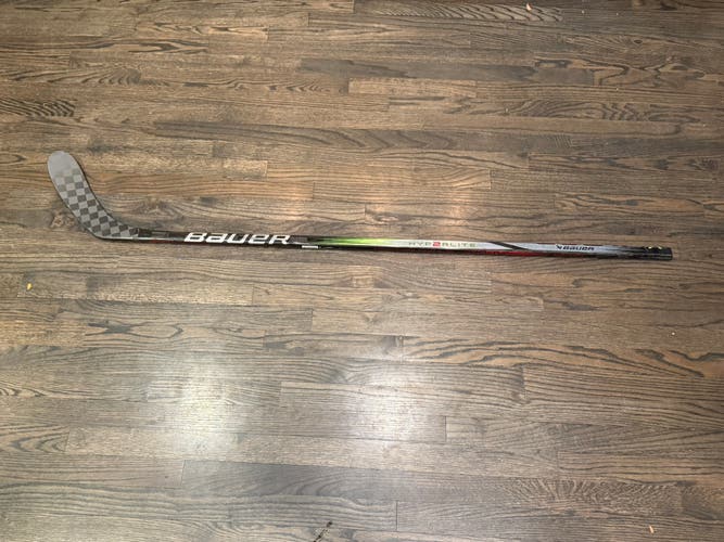 New Junior Bauer Right Handed P28 Vapor Hyperlite 2 Hockey Stick