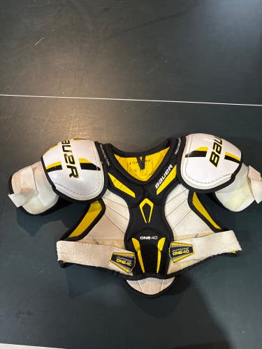 Bauer supreme one40 shoulder pads