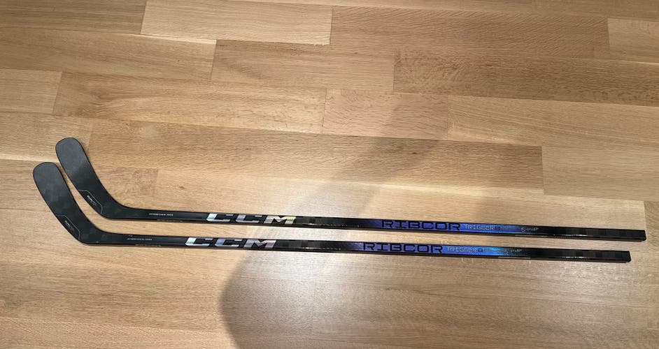 2 PACK CCM Trigger 8 Pro P29 75 Flex Right Grip Sticks