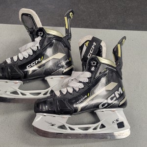 Used Junior 2022 AS-V Hockey Skates Size 4 Excellent Condition