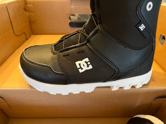 Used 2024 Size M 5.0 (W 6.0) DC Scout Snowboard Boots
