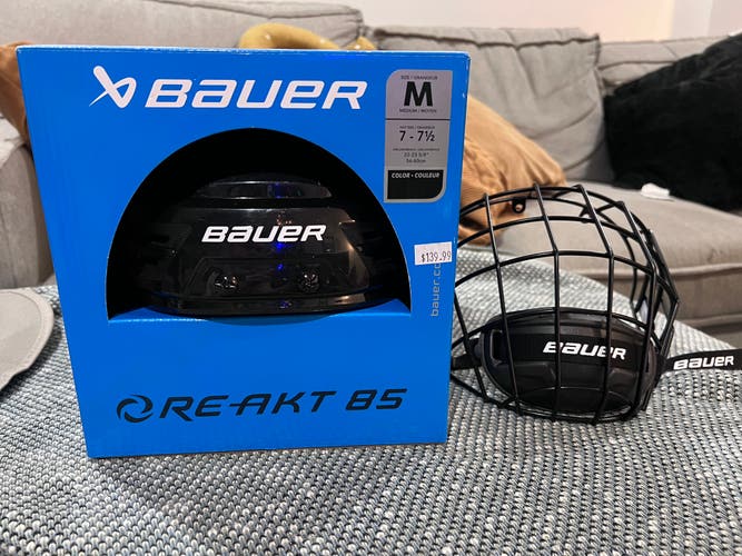 New Medium Bauer Re-Akt 85 Helmet Combo Senior