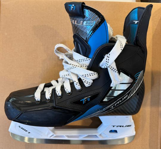 New True Regular Width 7.5 TF9 Hockey Skates With Extras