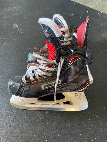 Used Junior Bauer Regular Width  Size 3.5 Vapor X800 Hockey Skates