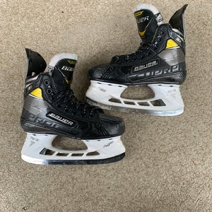 Used Junior Bauer Supreme 3S Pro Hockey Skates Extra Wide Width Size 2.5