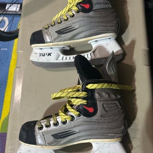 Used Junior Bauer Regular Width Size 3 Vapor VI Hockey Skates
