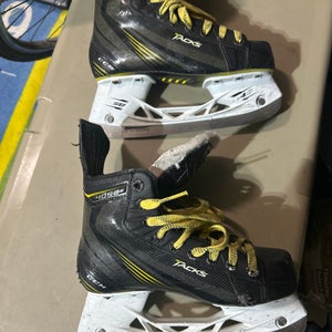 Used Junior CCM Regular Width Size 2.5 Tacks 4052 Hockey Skates