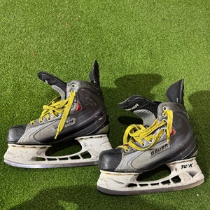 Used Intermediate Bauer Regular Width Size 5 Vapor X60 Hockey Skates