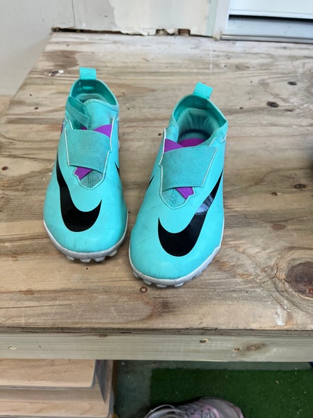 Indoor soccer cleats