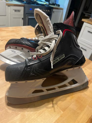 Used Bauer Regular Width  9.5 Vapor 1X 2.0 Hockey Skates