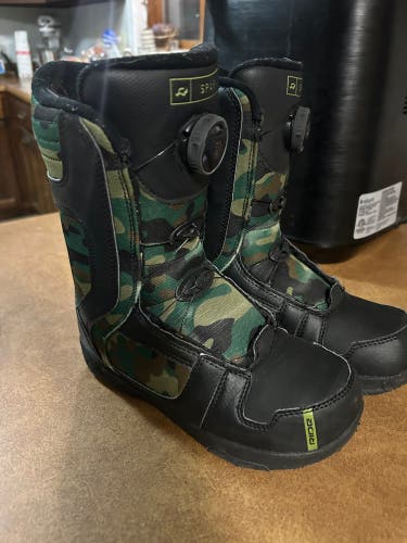 Kid's Size M 4.0 (W 5.0) Ride All Mountain Spark Snowboard Boots