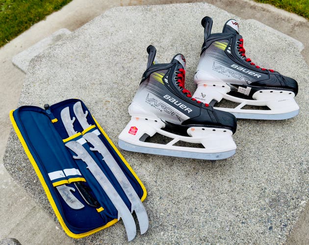 Bauer Vapor Hyperlite 2 Hockey Skates - Like New - Size 8 Fit 2 - With 4 Pairs of FlyTi runners