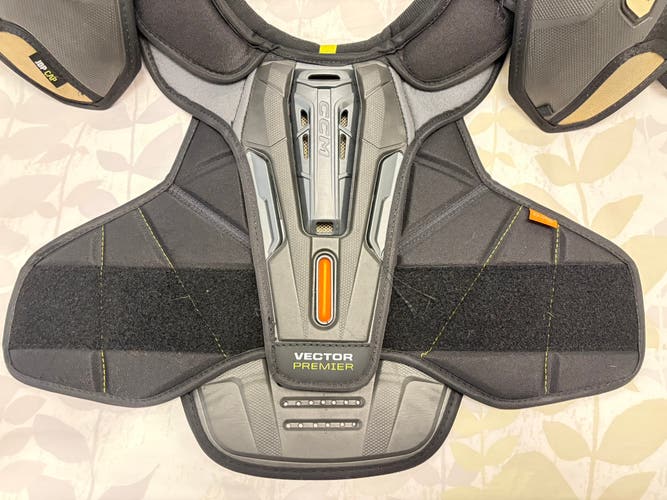 CMM Tacks LG shoulder pads MINT