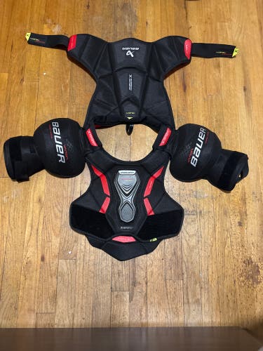 New Medium Bauer  Vapor Shoulder Pads