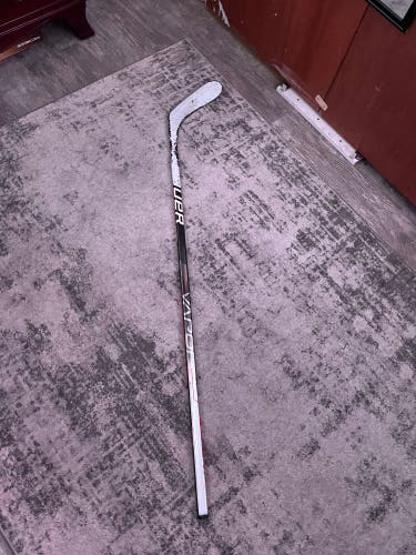 Used Intermediate Bauer Right Handed P28  Vapor Hyperlite Hockey Stick