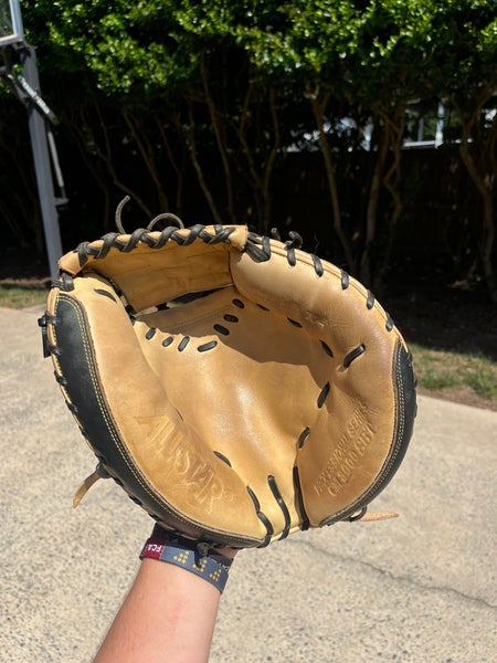 Used Right Hand Throw 33.5" CM3000SBT Catcher's Glove