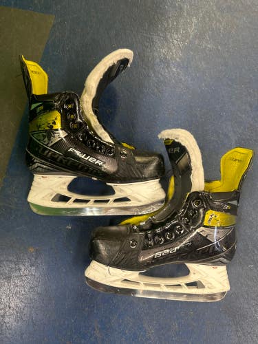 Bauer Supreme 3S Hockey Skates Regular Width Size 4 (Used)