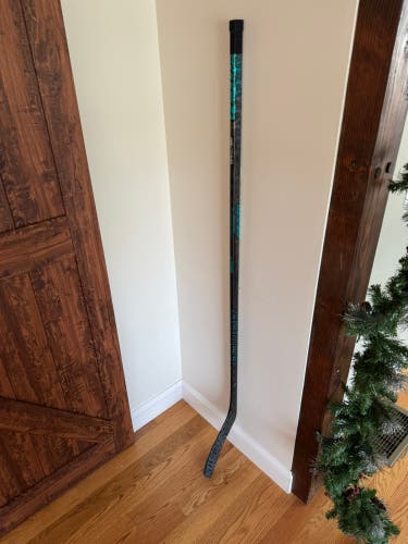 Like new Senior Bauer Right Handed P88  Twitch Hockey Stick
