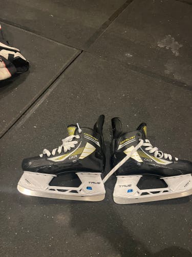 Used True Regular Width 8.5 Catalyst 5 Hockey Skates