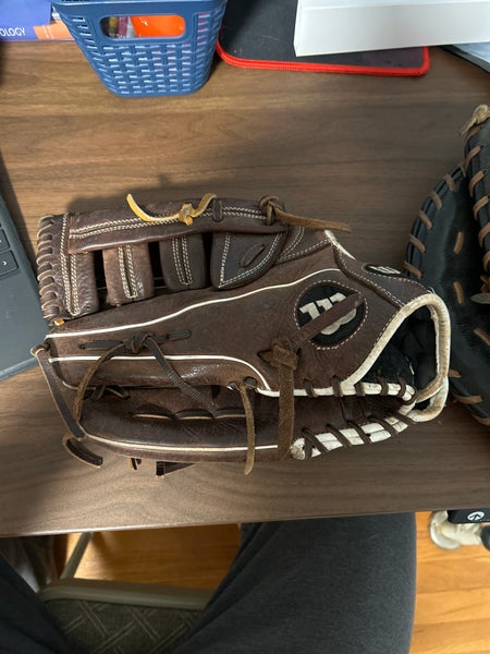 Used 2018 Outfield 12.5" A900 Baseball Glove