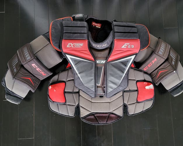 Medium CCM Extreme Flex Shield E2.9 Goalie Chest Protector (Used)
