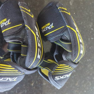 Youth Small CCM Tacks Elbow Pads (Used)