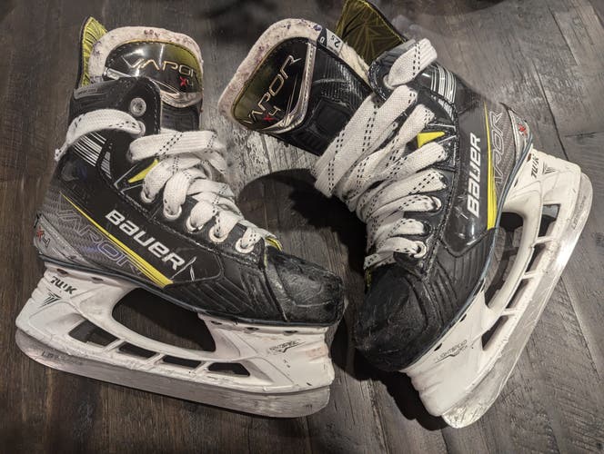 2023 Bauer Vapor X4 Hockey Skates Regular Width Size 2.5 (Used)