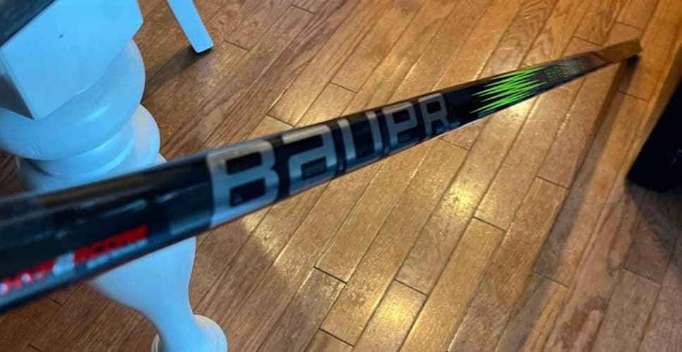 Intermediate Bauer Right Handed P28  (New) Vapor Hyperlite 2 Hockey Stick