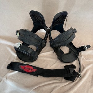 Large Snowboard Bindings (Used) missing one strap