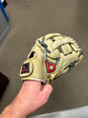 Bradley Igniter 10.5” RHT Baseball Glove