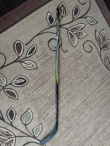 Never Used Senior Bauer Left Hand P28 (New) Vapor Hyperlite 2 Hockey Stick