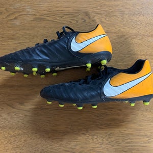 Nike Tiempo Men's Cleats - Size M 11.0 (W 12.0)