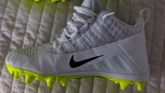 White Unisex Size M 4.5 (W 5.5) Adult Nike Mid Top Molded Cleats (Used)