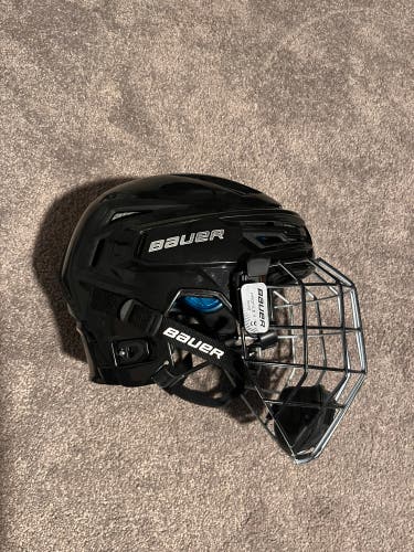 Medium Bauer (lightly-used) Re-Akt 150 Helmet With Oreo Cage