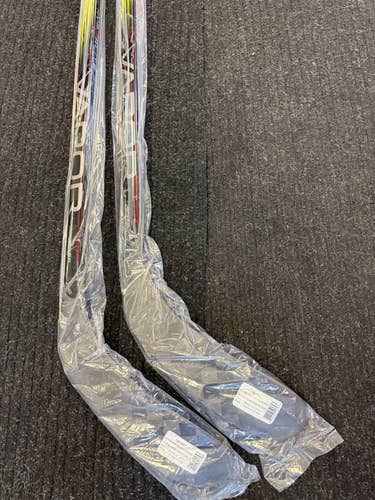Intermediate Bauer Vapor Hyperlite 2 Right Handed Hockey Stick P28 (New) @@@2 Pack@@@