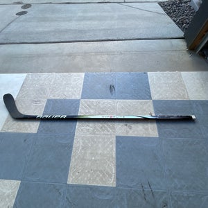 Intermediate Bauer Right Handed P28  (Used) Vapor Hyperlite 2 Hockey Stick