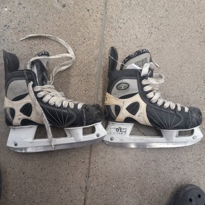 CCM Size Senior 5.5 Super Tacks 652 Hockey Skates Regular Width 5.5 (Used)