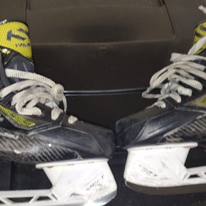 2022 True Catalyst 9 Hockey Skates Regular Width Pro Stock Size 4.5 (Used)