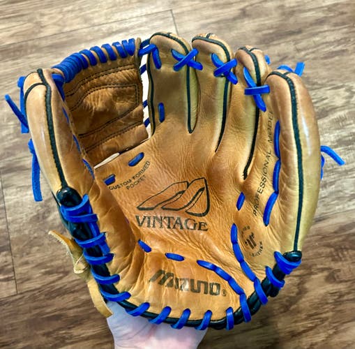Right Hand Throw Mizuno Pro Baseball Glove 11" (Used)