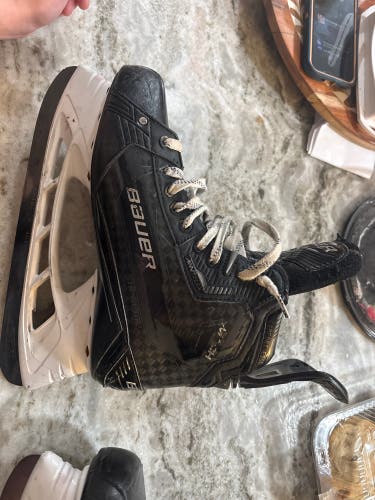 2022 Bauer Regular Width   9.5 (Used) Supreme Mach Hockey Skates