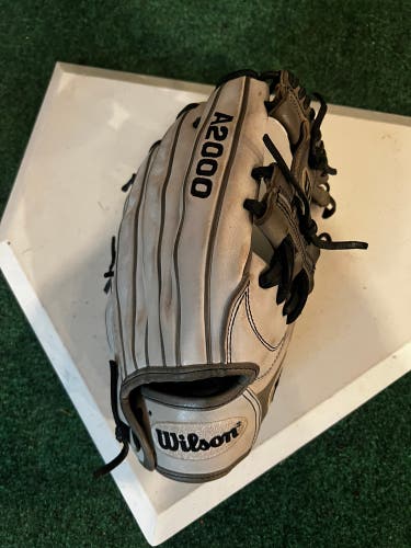 Wilson A2000 fast pitch softball glove 12”