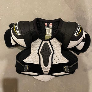 Small CCM  (Used) Tacks 4052 Shoulder Pads