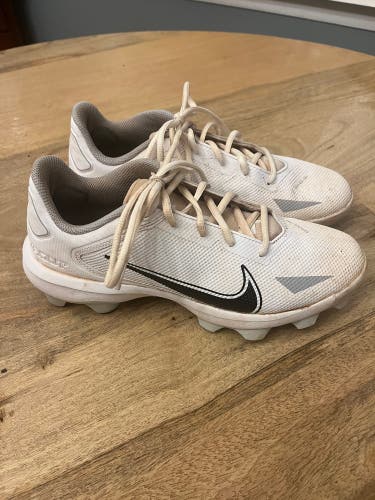 White Men's Youth Low Top Molded Cleats (Used)