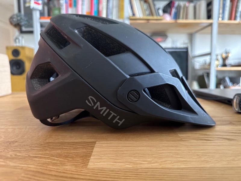 Men's Medium Smith (Used) Bike Helmet