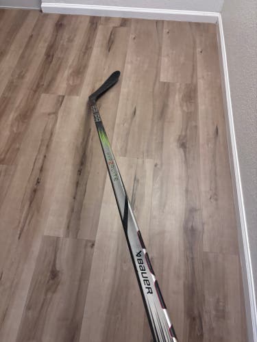 Senior Bauer Right Handed P28  (Used) Vapor Hyperlite 2 Hockey Stick