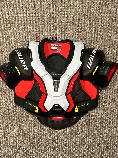 Medium Bauer (New) Vapor Hyperlite Shoulder Pads